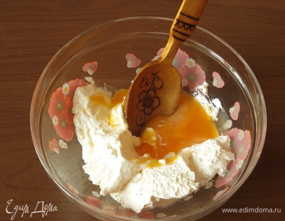 Соединяем желтки и сливки сбитые. В исходном рецепте сливки не сбивались.
