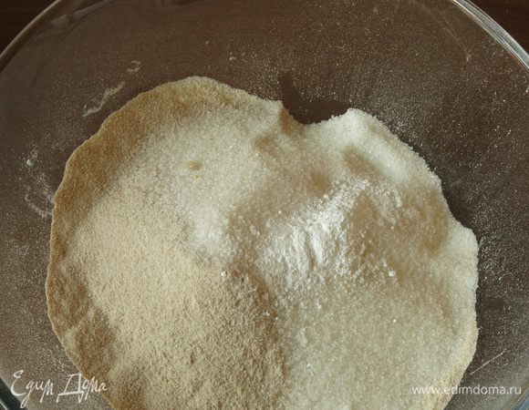 Соединяем два вида муки, сахар, разрыхлитель. Уменьшила количество сахара по сравнению с исходным рецептом, получились довольно таки сладкие бискотти,  т.ч. сладость подбираем по вкусу.