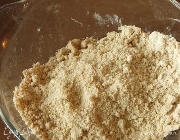 Перетираем сухие компоненты с маслом до крошки.