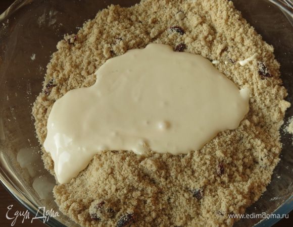 Вливаем сливочно-желтковую смесь, перемешиваем.