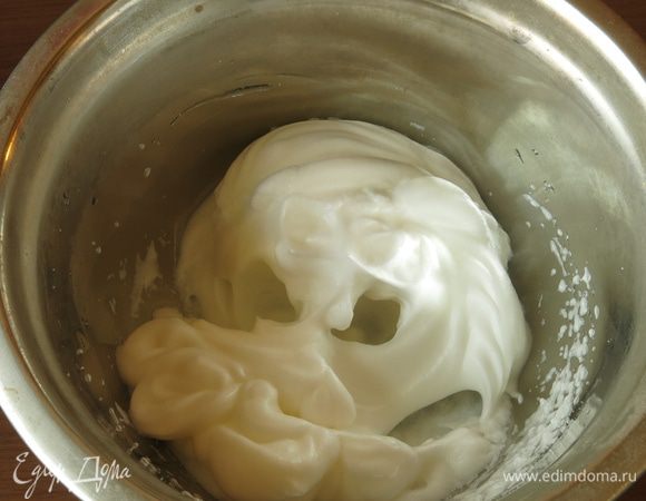 Сбиваем белки с щепоткой соли до мягких пиков.