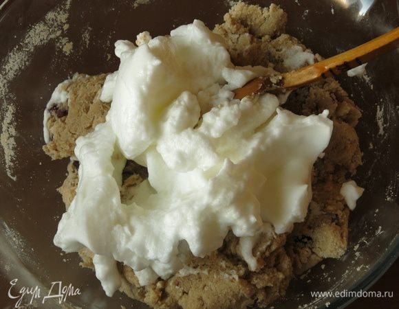 Добавляем клюкву. Вводим белки в тесто. Белки — корректировка, связывают тесто, оно меньше рассыпается.