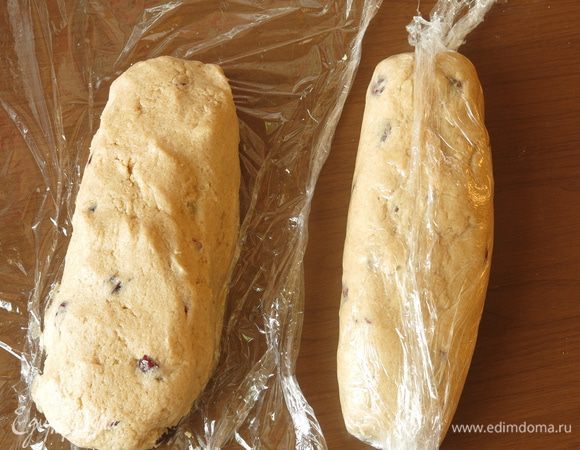 Формируем две колбаски и ставим их на 2 часа в холодильник.