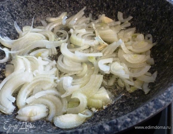 Разогреем сковороду с маслом и припустим лук до мягкости.