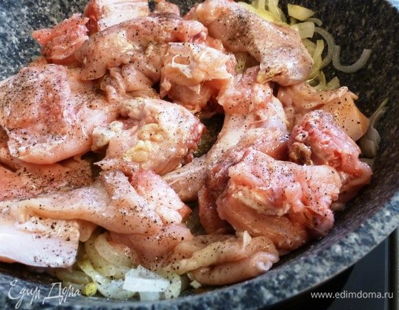 Добавим кусочки кролика, посолим и поперчим. Обжарим, не допуская, чтобы лук пригорел, минут 5 — 7. Затем вольем сухое белое вино и тушим 30 — 40 минут.