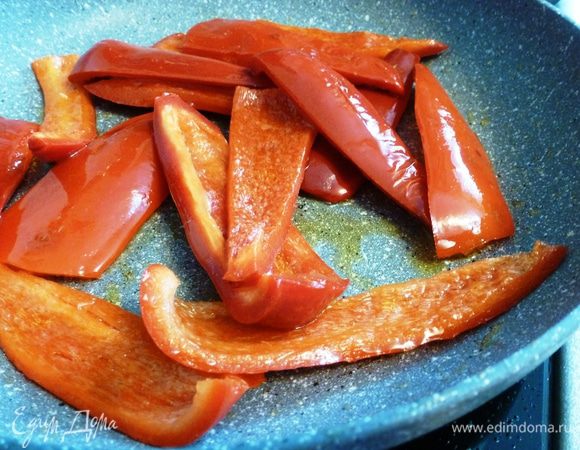 В отдельной сковороде обжарить сладкий перец, постоянно помешивая.