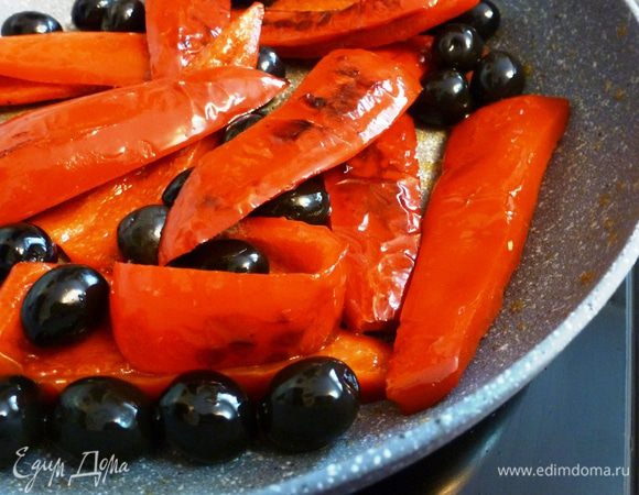 Когда кусочки перца подрумянятся, кладем маслины и жарим еще 5 минут.