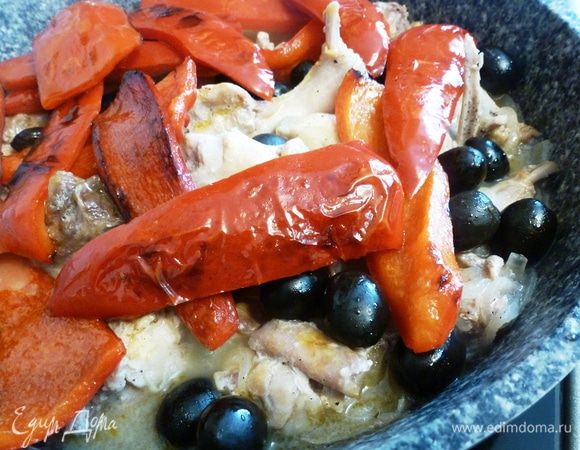 Перец с маслинами добавляем в сковороду к кролику и готовим еще минут 7 — 10.