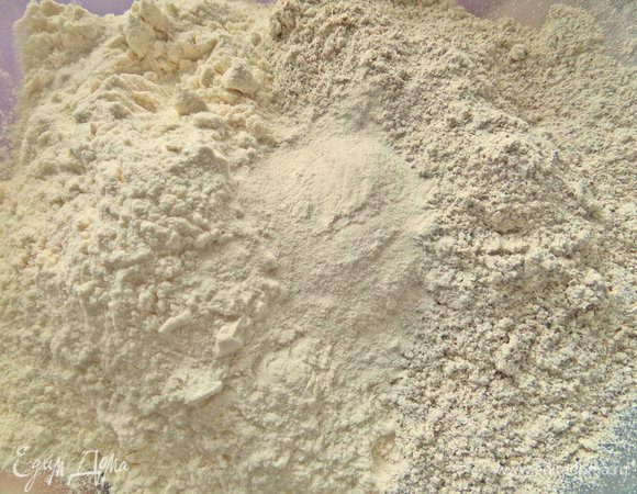 Смешать оба вида муки (по 130 г) с разрыхлителем. В оригинале была только ц/з мука.