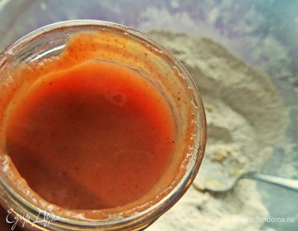 Далее я открыла маленькую баночку детского сливового пюре. Яблочное тоже хорошо. В оригинале предлагалось взять яблочный сок и молоко.