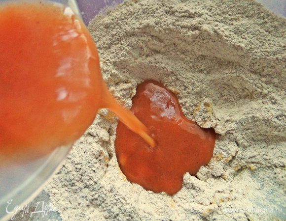 Смешала пюре с водой и влила в муку.