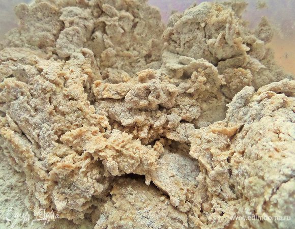 Вымесить руками тесто.