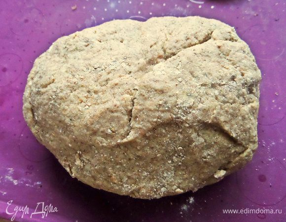 Тесто немного липкое,похоже на пластилин.