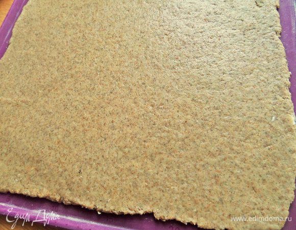 Раскатать на силиконовом коврике. У меня заняло почти всю поверхность коврика 34х30 см. Размеры теста 31х27 см.