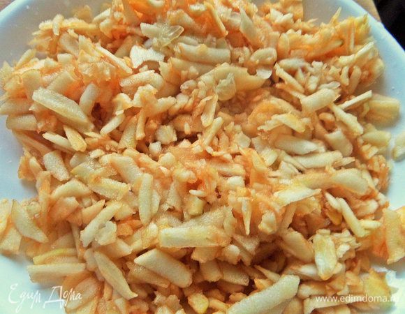 Яблоки очистить, натереть, сбрызнуть лимонным соком.
