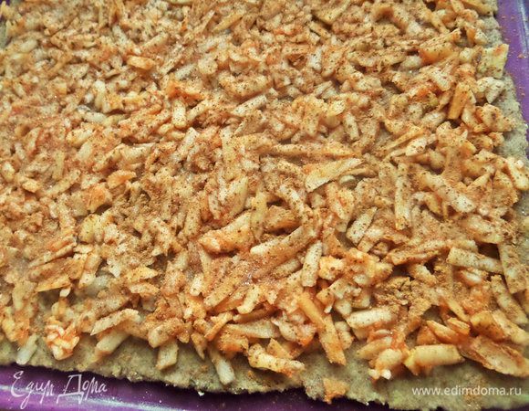 Распределить начинку по поверхности теста. Посыпать корицей. Можно добавить сахар, кому мало или если яблоки кислые.