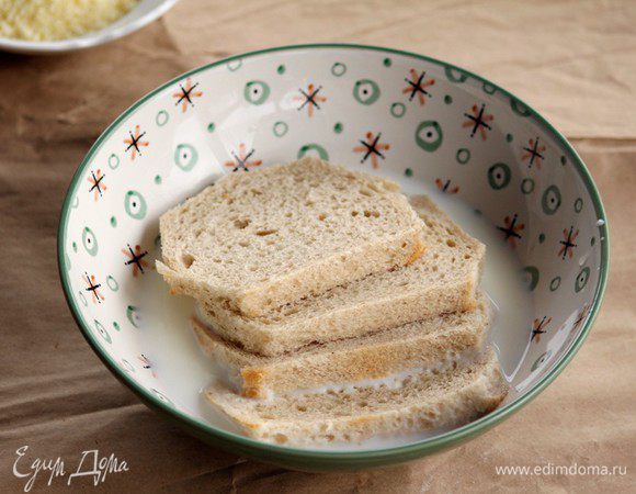 Белый хлеб необходимо вымочить в молоке.