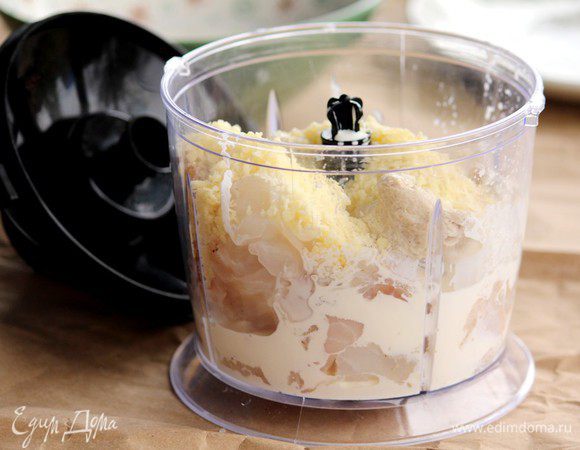 Все ингредиенты для начинки необходимо поместить в блендер, булку необходимо отжать от молока.