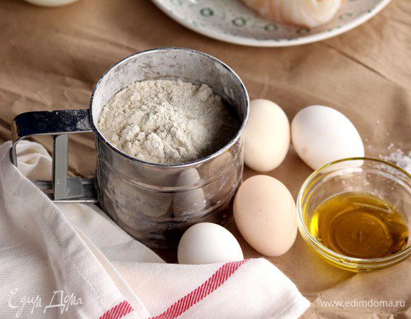 Для приготовления теста нам понадобится масло оливковое, яйца, мука, щепотка соли. Хотя, говорят, по классике, соль не используется, так как соус для тортелли должен быть насыщенным и давать основной вкус.