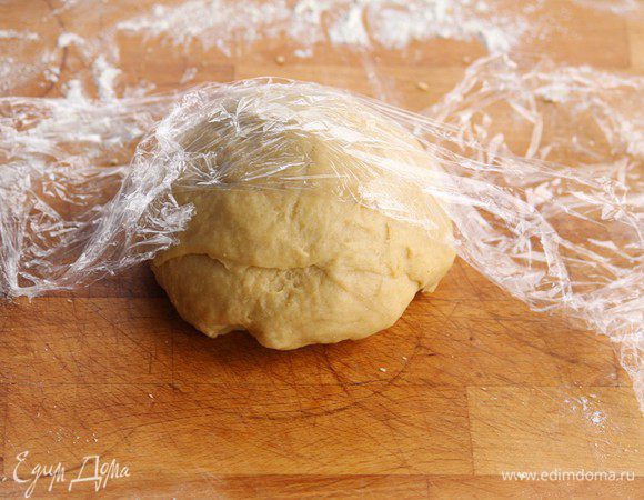 Тесто необходимо вымесить очень тщательно, когда мука соединится со всеми ингредиентами, вымешиваем еще 10 минут, затем накрываем пищевой пленкой и отправляем на 30 минут в холод