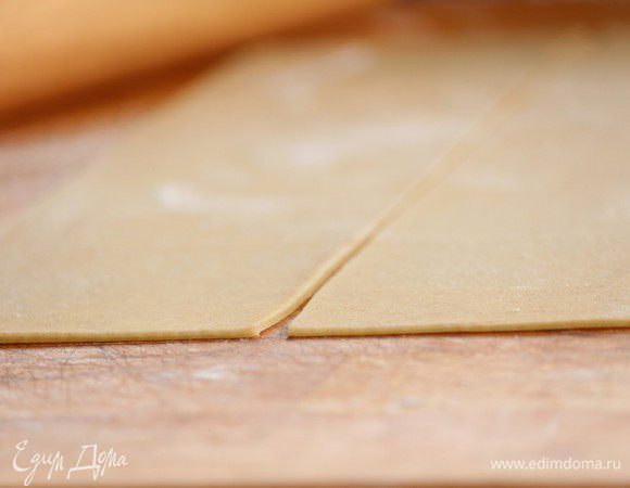 Раскатать тесто — дело тонкое! Толщина должны быть в пару мм.