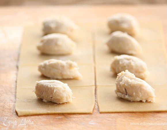 Тесто делим на квадраты, выкладываем начинку.