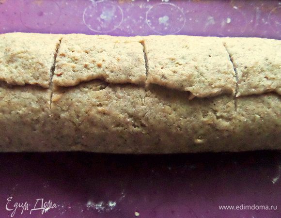 Наметить высоту булочек. Разрезать.