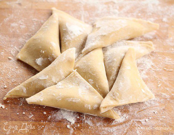 Тортелли присыпаем мукой для лучшего склеивания.