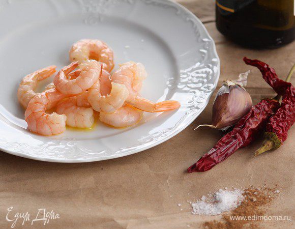 Теперь время соуса. В оливковом масле со специями (соль, перец, мускатный орех), острым перцем, чесноком томим креветки.