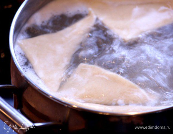 В кипящей воде отварим тортелли. Время приготовления тортелли зависит от толщины теста. Проверим готовность так: тесто должно стать мягким.