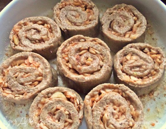 Форму обильно смазать растительным маслом,посыпать сухарями. Перенести кусочки рулета.