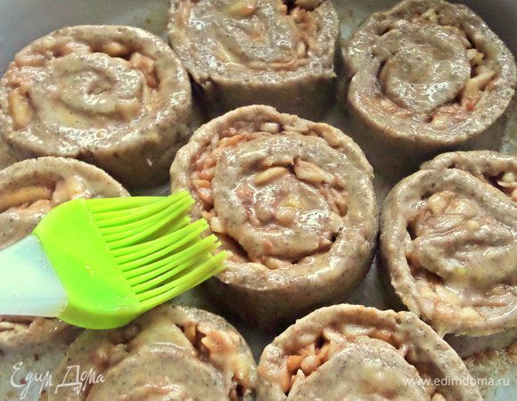 Смазать яйцом.