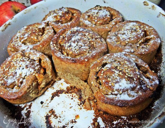 Остывшие посыпаем пудрой.