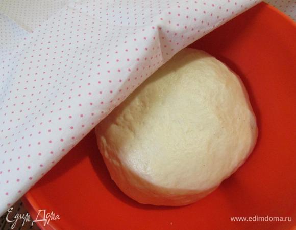 Тесто накрыть салфеткой и отправить в теплое место для подъема теста в два раза.