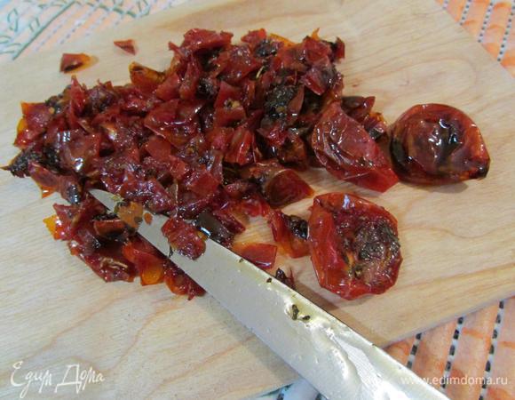 Этим временем приготовить начинку. Томаты мелко порезать.