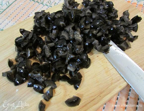 Маслины порезать небольшими кусочками.