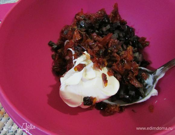 В миску положить маскарпоне, добавить томаты и маслины. И хорошо все перемешать.