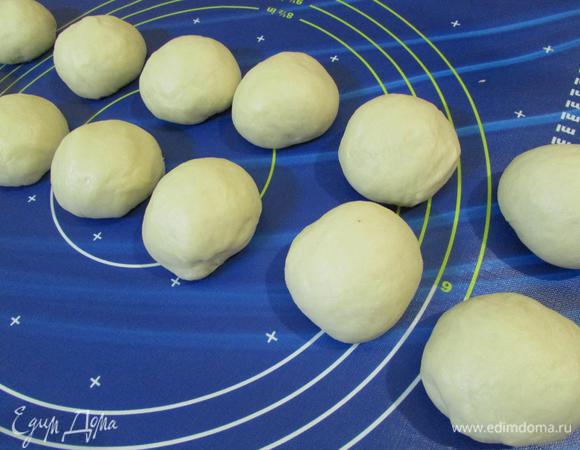 Когда тесто заметно увеличится, его хорошо обмять и разделить на 12 равных кусочка (у меня по 55 грамм). Из каждого фрагмента сделать шарик.