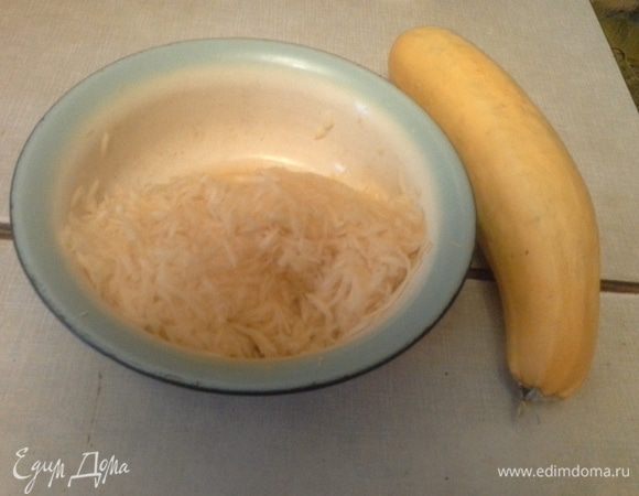 Кабачки вымыть под проточной водой и почистить, натереть на крупной терке в миску.