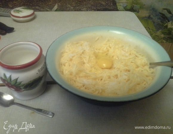 Затем добавить 1 яйцо, перемешать хорошо. Добавить соль и снова все перемешать.