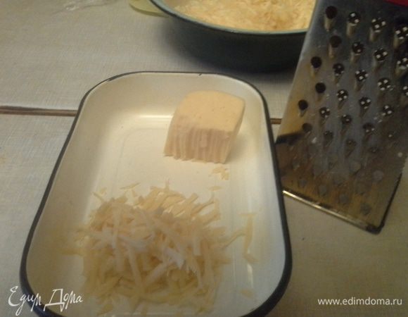 Сыр натереть на крупной терке и положить в кабачки, хорошо перемешать. Добавить 1 щепотку сушеной петрушки и перемешать.