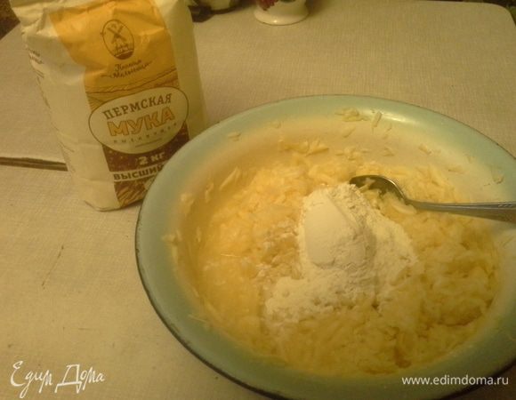 Добавить сначала 2 столовые ложки муки, а потом еще 4 столовые ложки муки. Все тщательно перемешать.