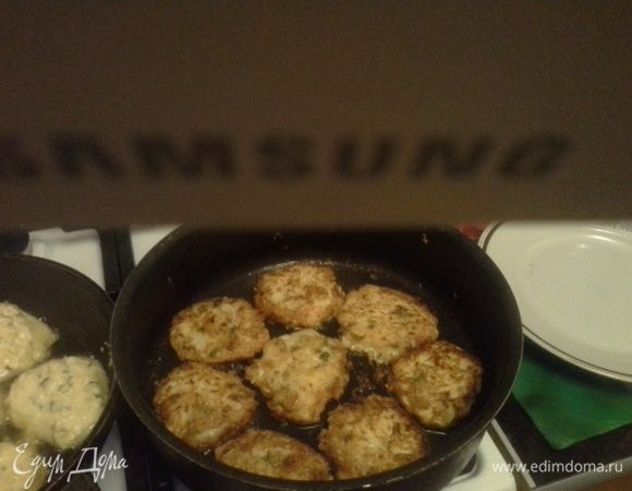 Вот так выглядят оладьи из кабачков с сыром и петрушкой, обжаренные с обеих сторон. Когда они поджариваются, то появляется румяная золотистая корочка. 