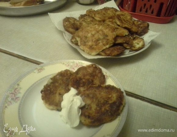 Оладьи готовы. Выложить на тарелку и полить сверху сметаной.
Приятного аппетита!