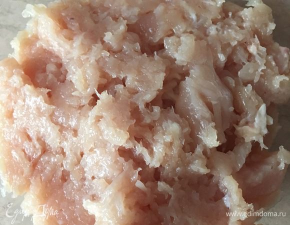 Измельчить куриную грудку (лучше мелко нарезать, чем делать фарш).