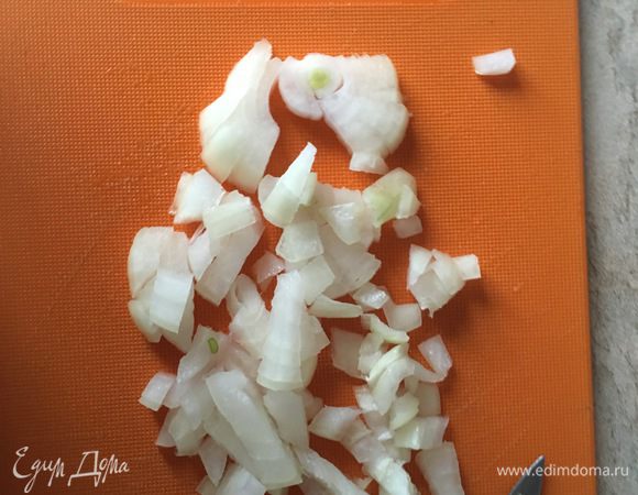 Нарезать лук, размер не имеет значения, поэтому, по желанию.