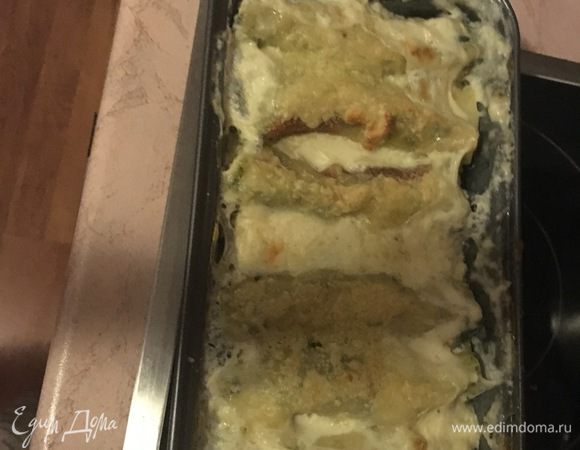 Смазать форму маслом, выложить половник соуса, потом уложить фаршированные каннеллони, сверху залить соусом оставшимся, посыпать тертым пармезаном (я посыпаю через 20 минут после того как поставила, что бы сыр не подгорел). Запекать 30 минут при температуре 180 — 190°С. Достав из духовки, дать постоять 10 минут. Далее можно подавать. Приятного аппетита! (Простите за фото, я не волшебник, только учусь).