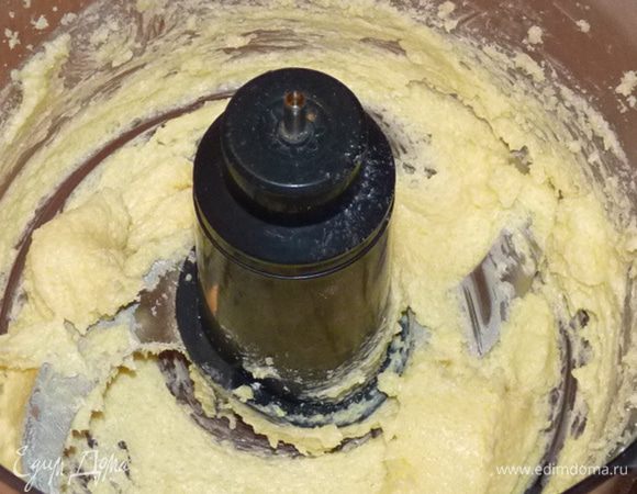 Растереть масло с сахаром. Добавить разрыхлитель, яйцо. Взбить до однородной массы.