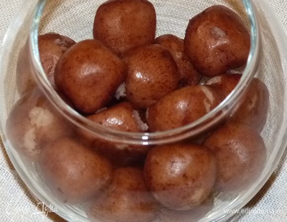 Постепенно добавить готовую миндальную массу (у нас в продаже она только перед Пасхой, поэтому воспользовалась марципановыми «картофелинками» — марципан в какао). Тщательно перемешать на минимальной скорости.