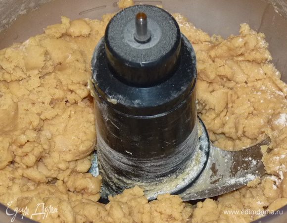 Постепенно добавить муку, перемешать до однородности. Получилось мягкое нежное эластичное тесто.